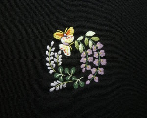 加賀紋の例：藤に蝶