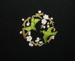 加賀紋の例：梅に鴬